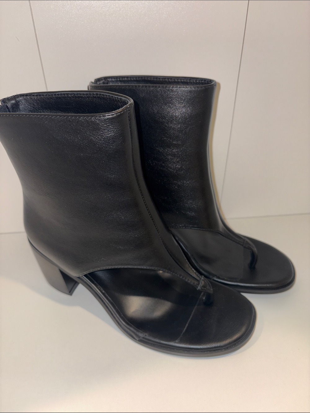 Source Unknown Black Leather Thong-Style Block Heel Ankle Mules
